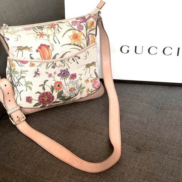 Gucci perforated floral print canvas oversized messenger crossbody - Picture 3 of 17
